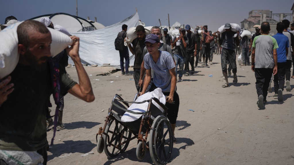 巴勒斯坦人獲分發麵粉。 美聯社