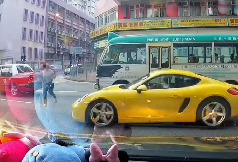 大媽未有留意私家車。影片截圖