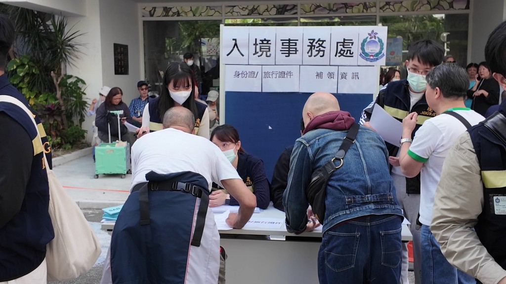 入境處到位於馮梁結中學的庇護中心,為需要補領證件的居民登記。 入境處到位於馮梁結中學的庇護中心,為需要補領證件的居民登記。