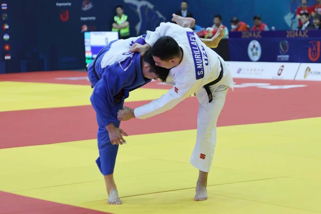 王嘉祺（蓝衫）在男子66公斤级别首圈因对手缺阵, 获次圈资格, 可惜不敌乌兹别克斯坦选手. 