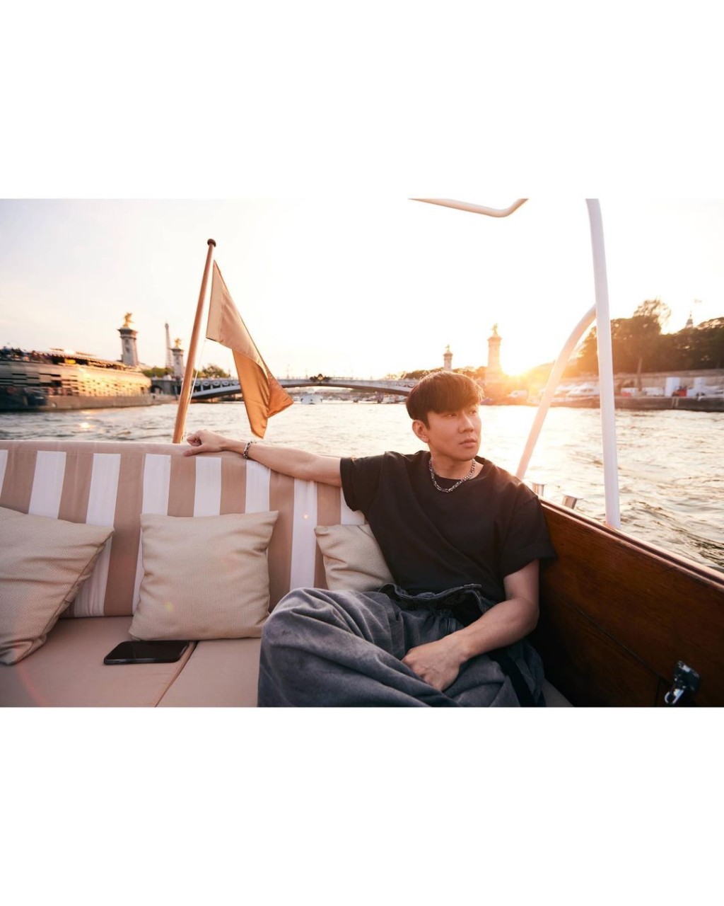 林俊杰乘船休闲游巴黎。