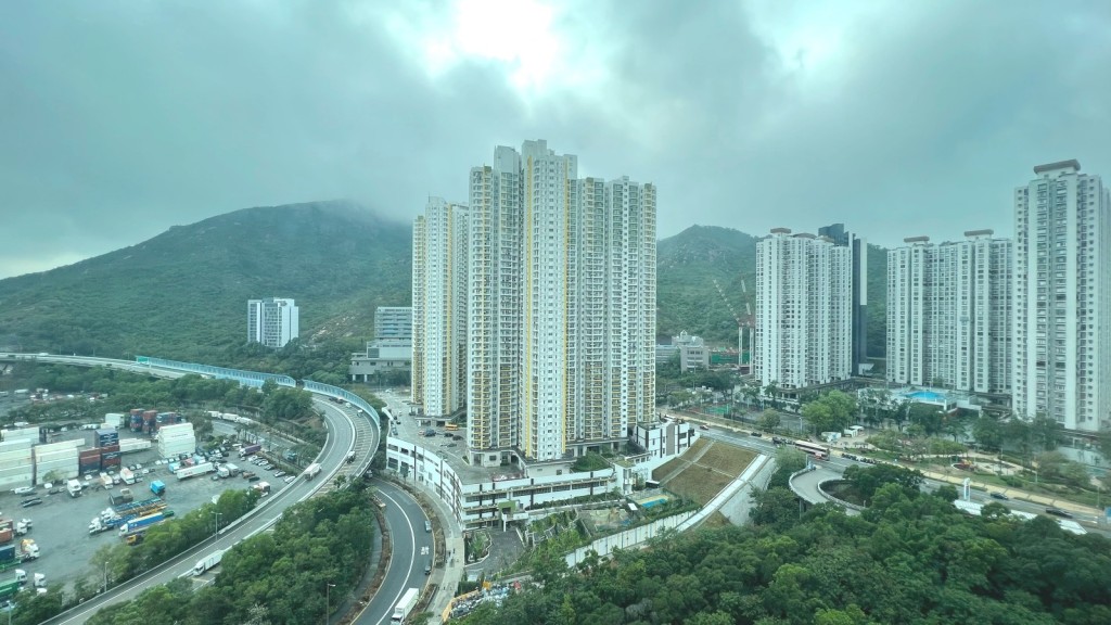 單位飽覽開揚市景及翠綠山景。