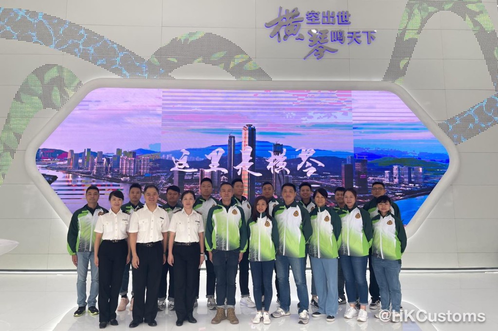 15名香港海关人员参加由国家海关总署广东分署举办的内地海关关务基础研修课程。香港海关fb图片
