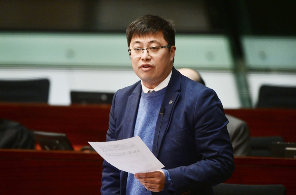 立法會議員顏汶羽表示,政府今次措施正視社會問題,為外傭僱主帶來佳音。 立法會議員顏汶羽表示,政府今次措施正視社會問題,為外傭僱主帶來佳音。