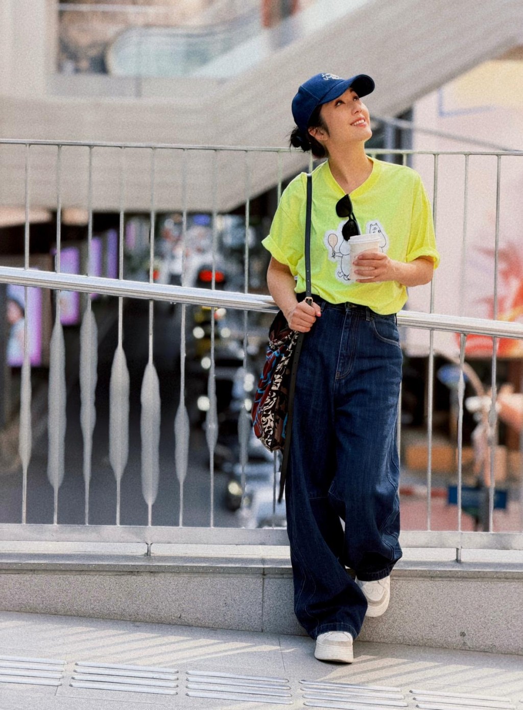 佢形容自己大乡里出城。