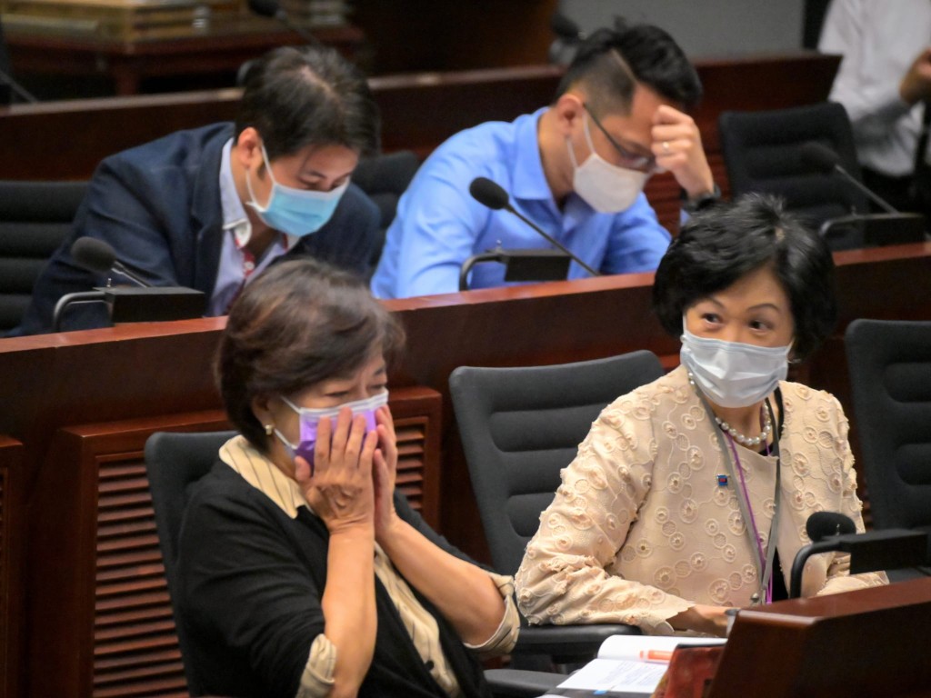 葉劉淑儀(前右)指不少公務員對《基本法》第22條的認知不足。