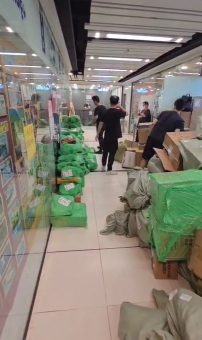 坑口南豐廣場自提點,周三排隊取貨人龍甚長,有貨品堆到出商場走廊。(方保僑提供) 坑口南豐廣場自提點,周三排隊取貨人龍甚長,有貨品堆到出商場走廊。(方保僑提供)