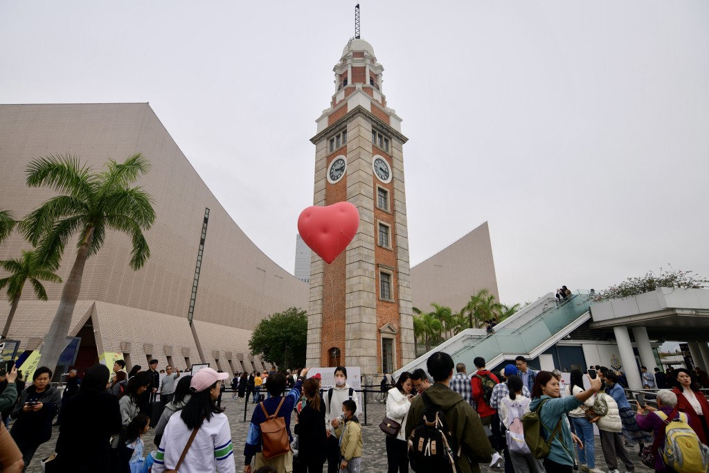 大批市民在尖沙咀鐘樓與Chubby Hearts打卡合照。歐樂年攝