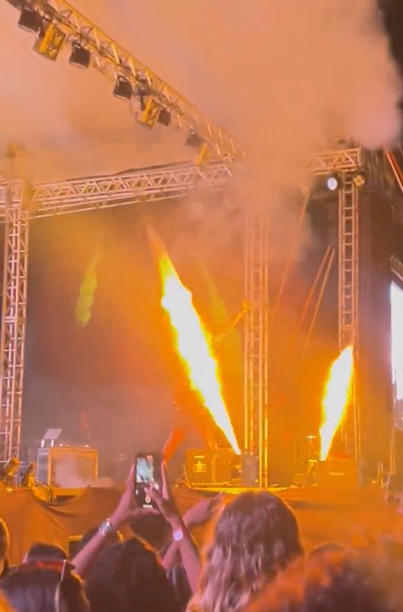 琼加表演时被舞台上的喷火装置点燃裤子。影片截图