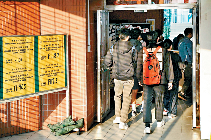 文憑試中文科昨日開考，卷一閱讀卷的篇章選材自內地作家蔣方舟及台灣作家柯裕棻的作品，卷二寫作卷以「藏在泥土中的寶物」、「為不完美添色彩」等為題寫作。