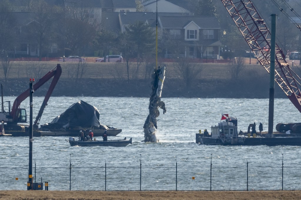 1月29日華盛頓撞機事故中，美航客機和美軍黑鷹直升機相撞墜河。美聯社