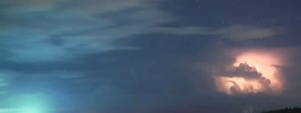 專家指,藍色噴流閃電出現機會達萬分之一。微博@韻致天成 專家指,藍色噴流閃電出現機會達萬分之一。微博@韻致天成