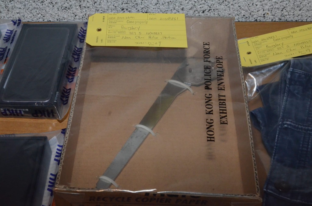 懷疑用作撬開貨倉儲物櫃的工具。尹敬堂攝
