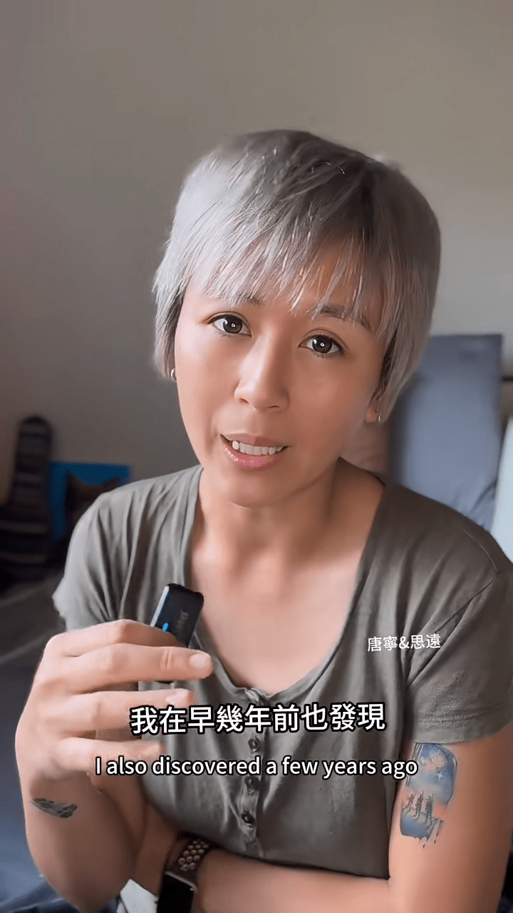 唐寧更在早幾年發現白頭髮已經蔓延到全頭,有些灰灰白白,甚麼顏色都有。 唐寧更在早幾年發現白頭髮已經蔓延到全頭,有些灰灰白白,甚麼顏色都有。