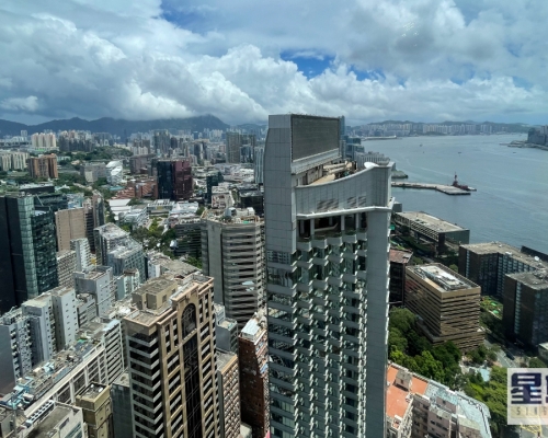 中層單位外望開揚海景、市景及山景。