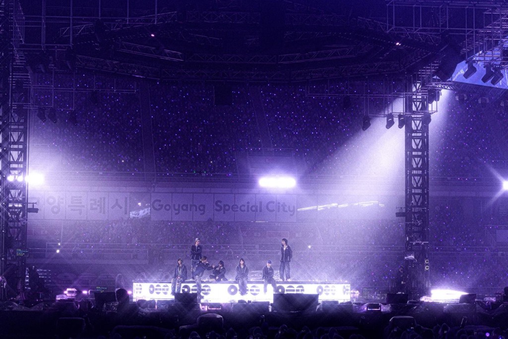 昨晚天公不造美,但仍吸引40,000 ARMY冒大雨睇BTS。 昨晚天公不造美,但仍吸引40,000 ARMY冒大雨睇BTS。