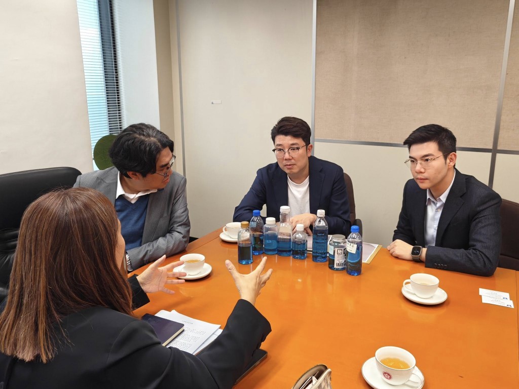 候任新界北立法會議員譚鎮國與現任議員劉國勳早前約見與水務署署長黃恩諾。譚鎮國FB圖片