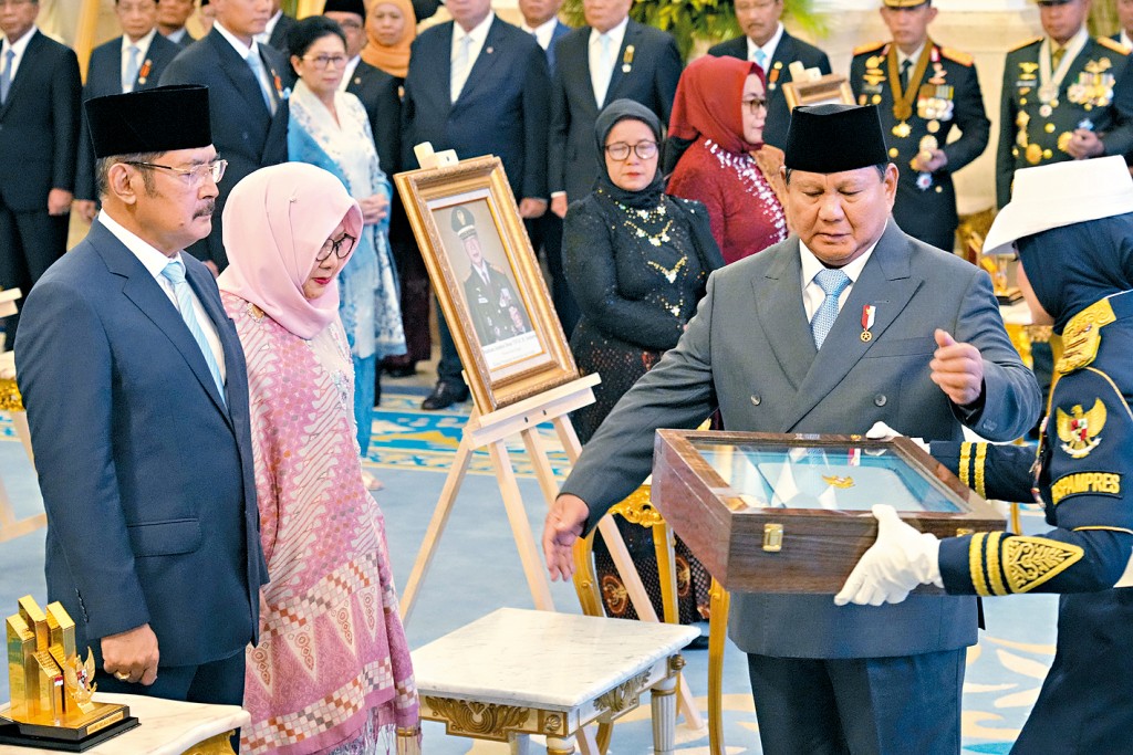 印尼总统普拉博沃（右二）将英雄证书交给苏哈托的子女。