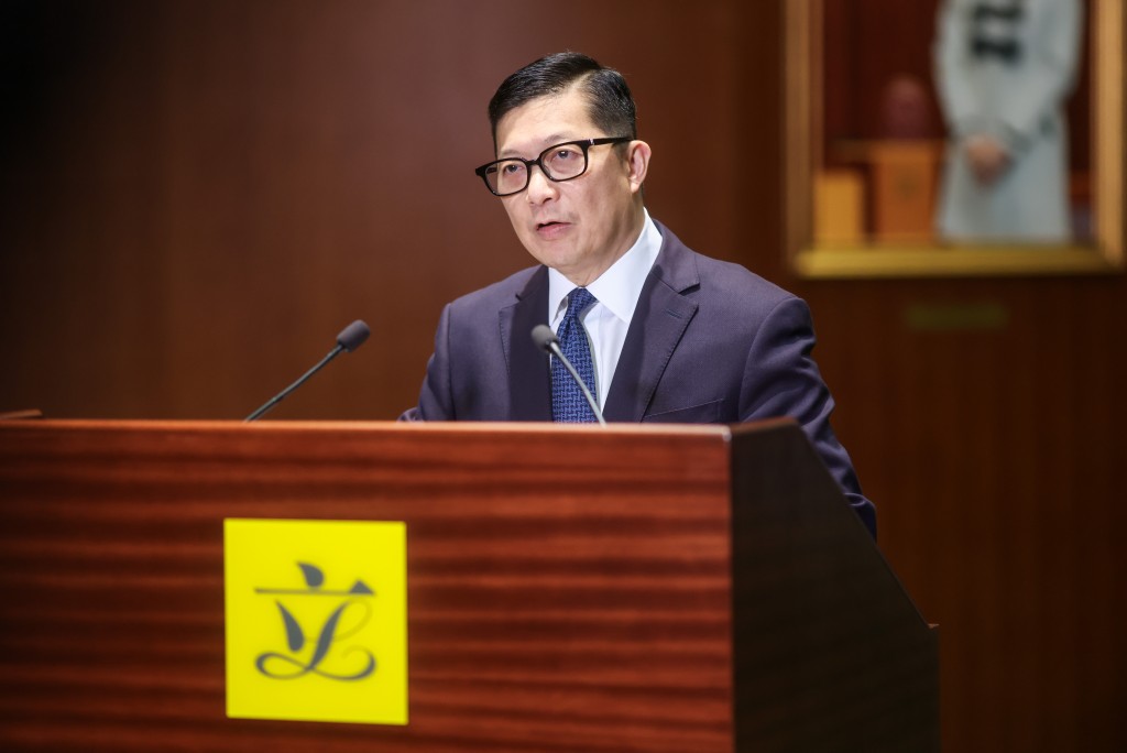 保安局局長鄧炳強表示,皇崗口岸重建項目是政府參與落實國家發展策略的重點項目之一,亦是廣大市民期待已久的重大民生工程。 保安局局長鄧炳強表示,皇崗口岸重建項目是政府參與落實國家發展策略的重點項目之一,亦是廣大市民期待已久的重大民生工程。