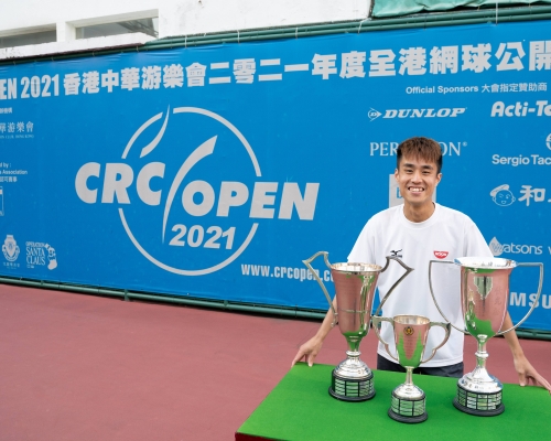 王康傑包攬男單、男雙及混雙錦標，成為第73 屆全港網球公開賽三料冠軍。相片由公關提供
