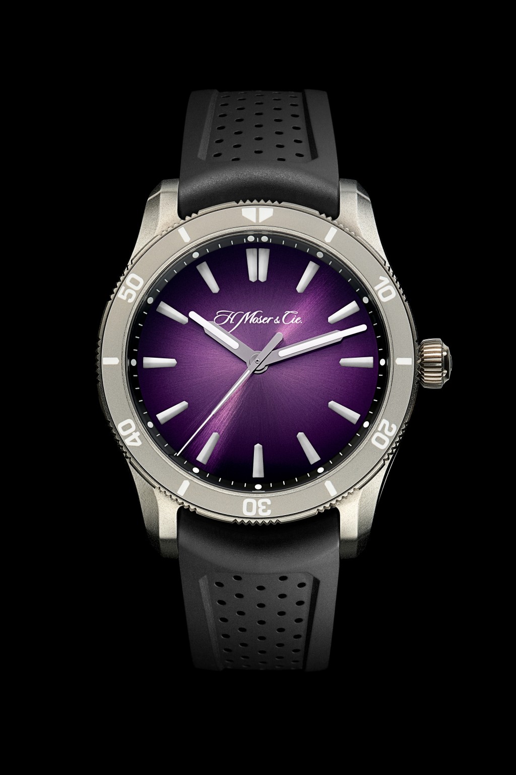 新表还额外附送黑色橡胶表带。 新表还额外附送黑色橡胶表带。