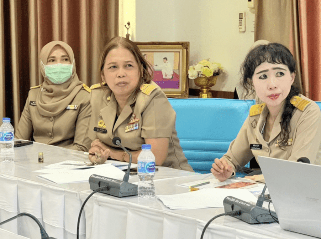 该女公务员她画上偏长、略带高低差的眉毛,配以粗黑下眼线、白皙粉底及鲜红唇色,形象“抢眼”至极。 该女公务员她画上偏长、略带高低差的眉毛,配以粗黑下眼线、白皙粉底及鲜红唇色,形象“抢眼”至极。