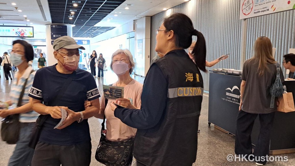 海關宣傳隊派發單張。海關fb 海關宣傳隊派發單張。海關fb