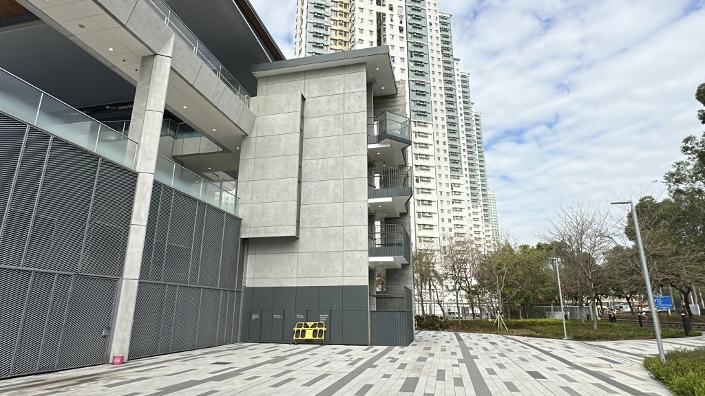 天秀路游泳池男子危坐天台邊緣獲救。劉漢權攝