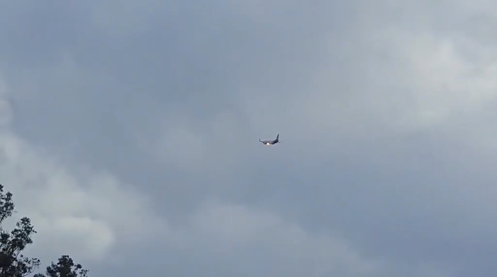 網傳影片可見,客機多次噴火。@DesdeFueraES / X 網傳影片可見,客機多次噴火。@DesdeFueraES / X