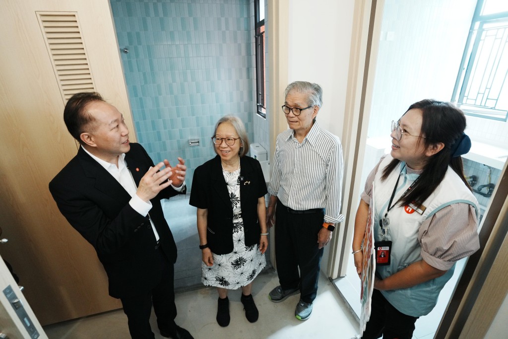 房協總監(物業管理)潘源舫(左一)表示,鴻鵠臺第一座加入長者友善設計。汪旭峰攝 房協總監(物業管理)潘源舫(左一)表示,鴻鵠臺第一座加入長者友善設計。汪旭峰攝