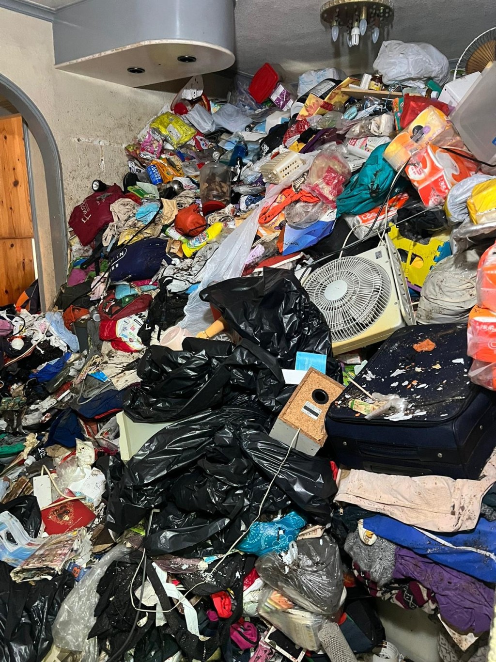 長者屋内的垃圾囤積至天花（圖片來源：FB@家居維修交流平台）