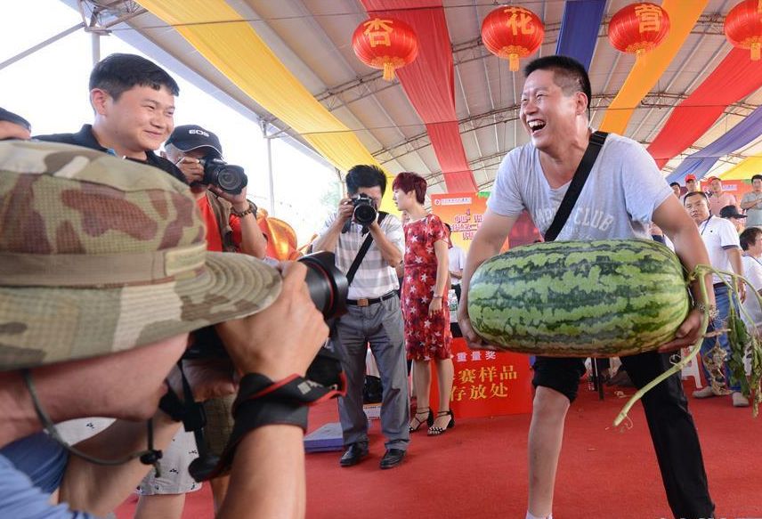 參賽者抱著大西瓜比拼。新華社