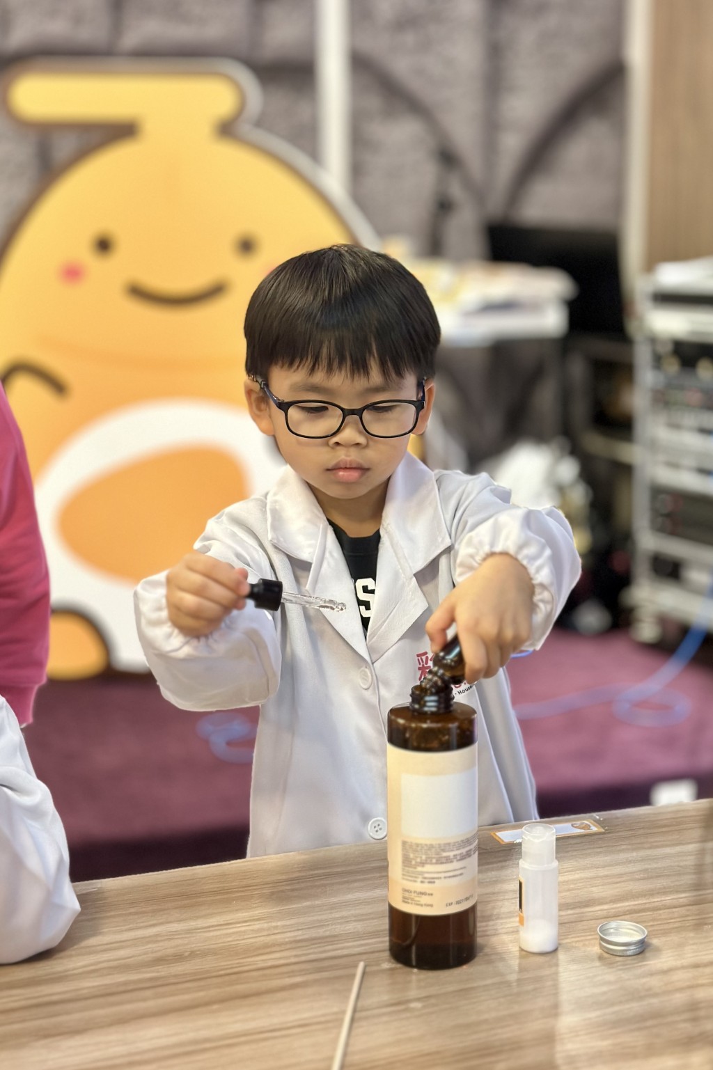 小小配方師做好裝備, 將學習品牌經營、調配產品及包裝!(圖片來源:彩豐) 小小配方師做好裝備, 將學習品牌經營、調配產品及包裝!(圖片來源:彩豐)
