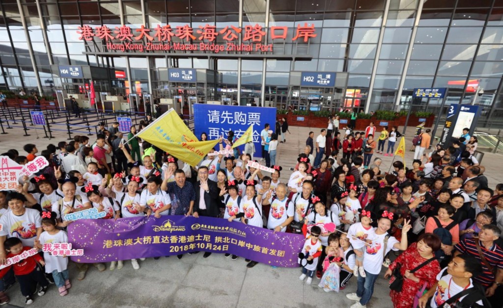 迪士尼首發團50人經大橋直達樂園。