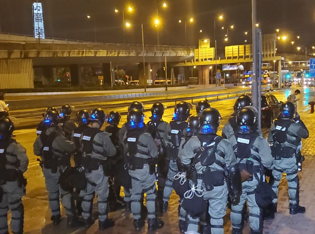 防暴警在干諾道西布防。