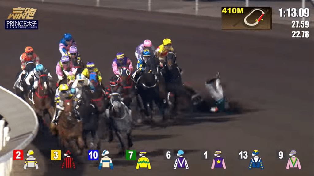 33歲騎師何澤堯策騎的8號馬匹「浪漫風采」,在最後400米臨轉入直路時,連人帶馬倒地翻滾。