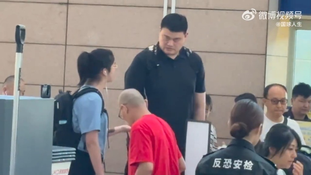 姚明的女兒目測近2米高。 姚明的女兒目測近2米高。