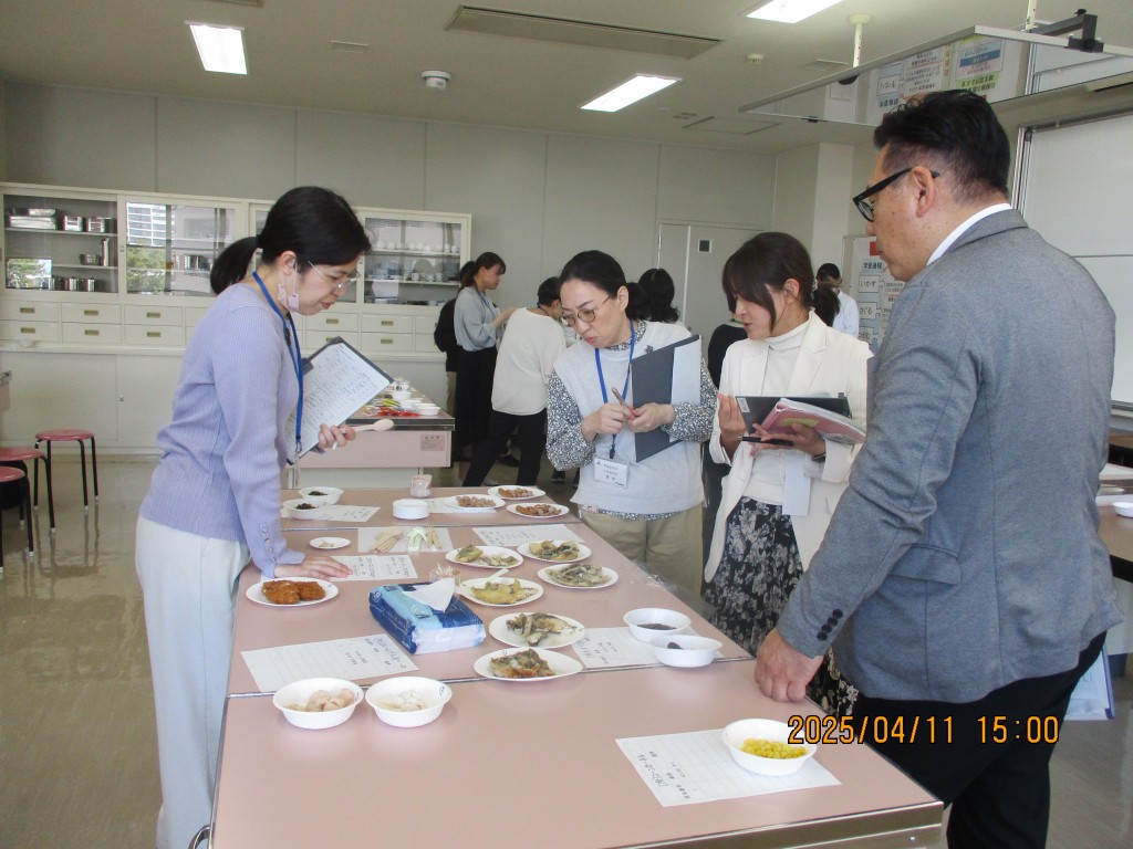负责营养午餐的单位每月挑选食材及试食。 福冈市学校给食公社 负责营养午餐的单位每月挑选食材及试食。 福冈市学校给食公社