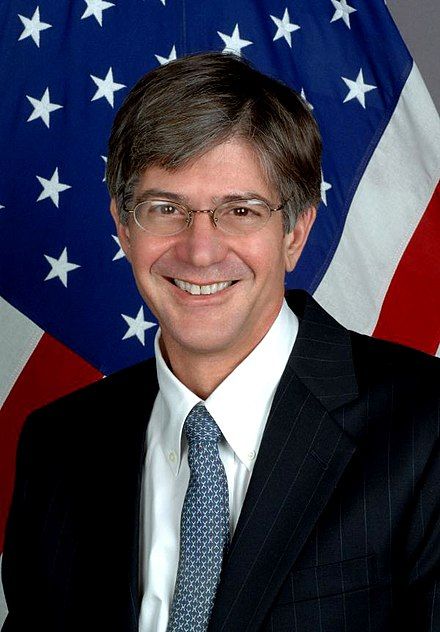 民主党的前副国务卿斯坦伯格（James Braidy Steinberg）。