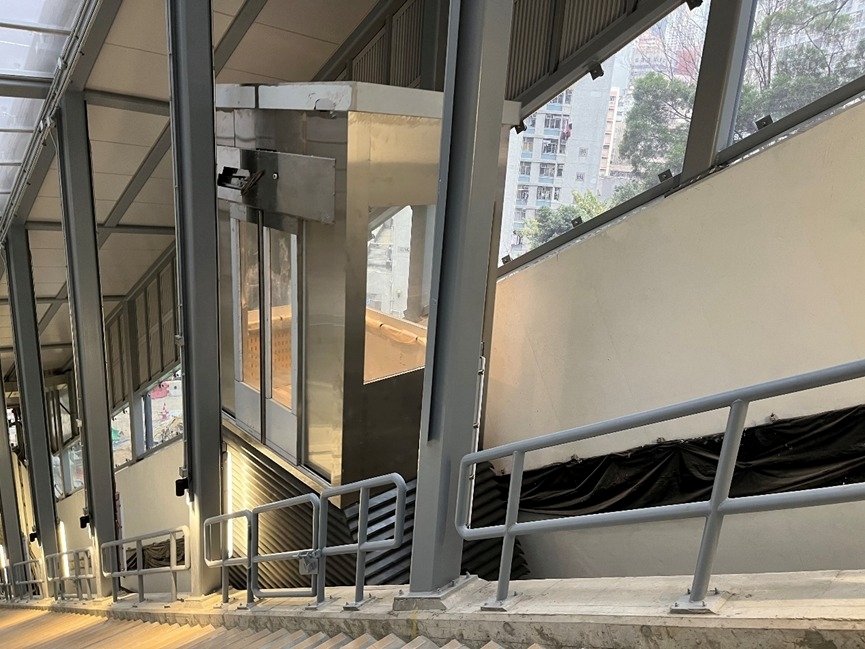 半年前，耗資逾一億元興建、連接葵涌大窩口道至禾塘嘴街的有蓋斜道升降機系統正式啟用。
