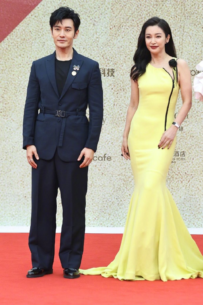  李冰冰穿黄色长裙突显高雅一面，而黄晓明则以蓝色礼服配上浏海发型登场！  ​
