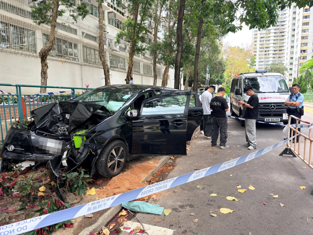私家車車頭嚴重損毀。 私家車車頭嚴重損毀。
