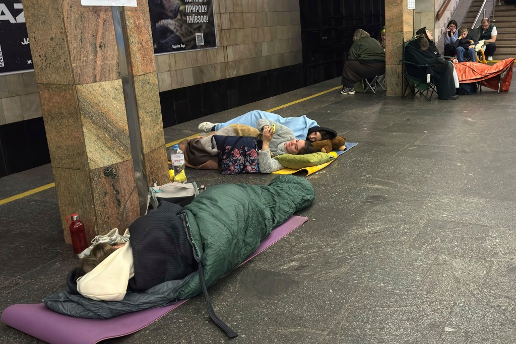 躲避空襲的居民在地鐵站內躺下休息。美聯社 躲避空襲的居民在地鐵站內躺下休息。美聯社