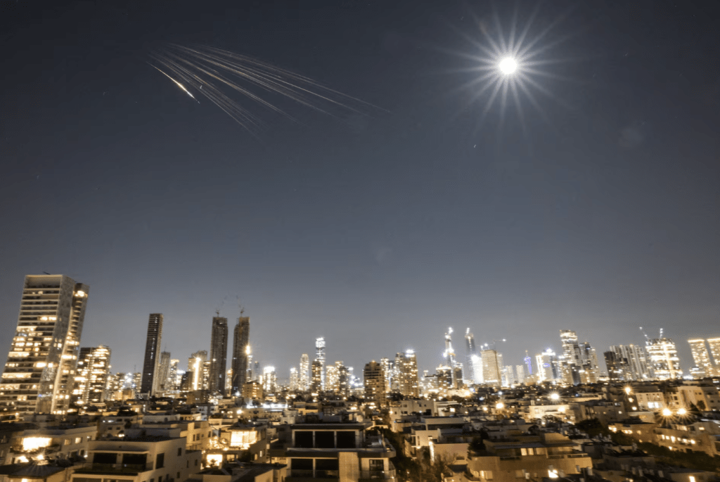 有歐洲軍事消息人士警告，當前各國透過「聯盟機制」被間接拖入戰局的狀況，與第一次世界大戰爆發前的連鎖反應極其相似，令人憂慮衝突隨時可能演變成世界大戰。路透社