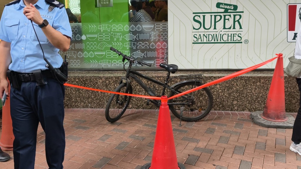 警員在金鐘海富中心查封一部疑與案有關單車。