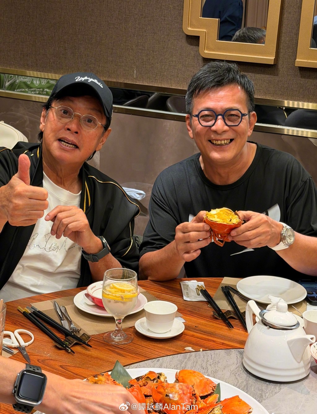 黃日華大啖吃大閘蟹，蟹膏滿溢，相當惹味。