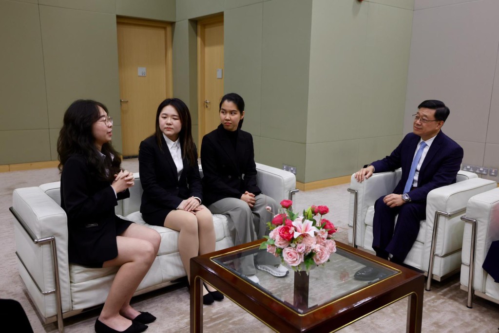 李家超表示，本屆政府非常重視女性對社會的貢獻，並積極推動支援婦女的工作。李家超FB