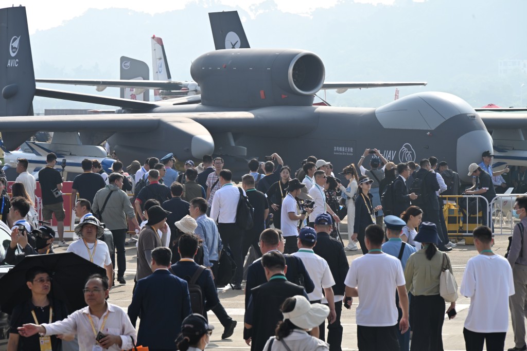 「空中航母」九天無人機能搭載上百枚巡飛彈或200架至300架微型無人機。中新社 「空中航母」九天無人機能搭載上百枚巡飛彈或200架至300架微型無人機。中新社