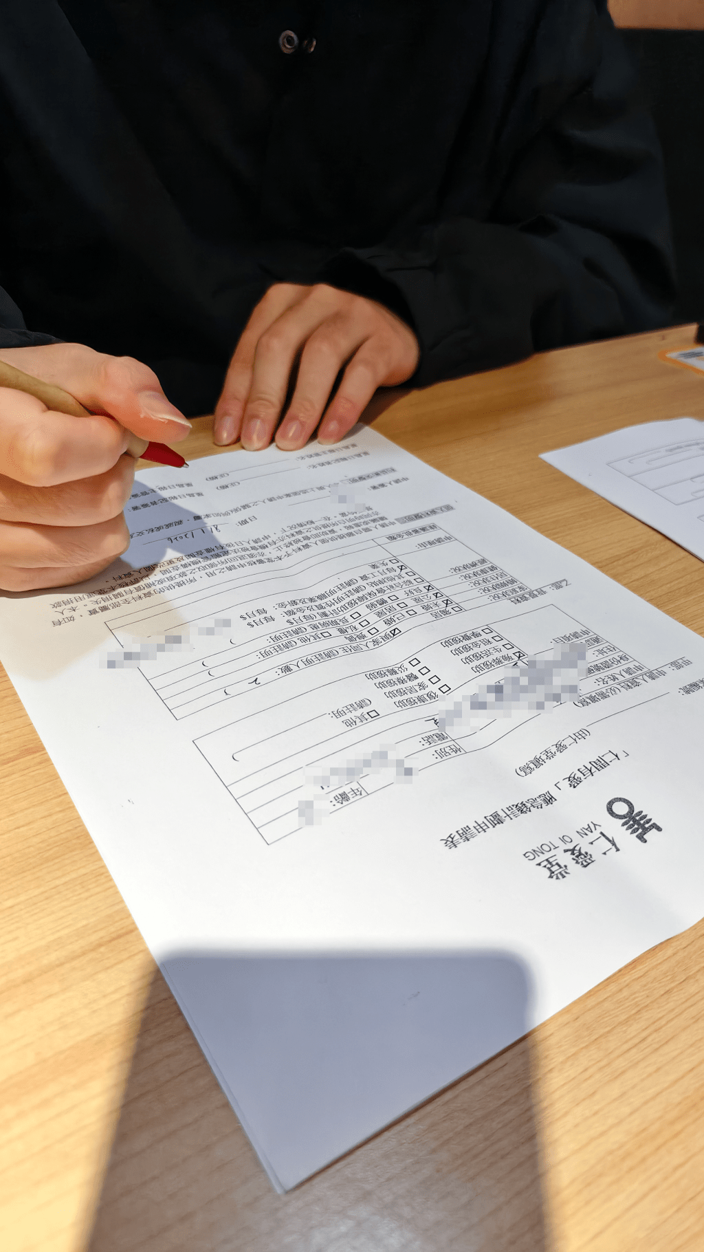 女死者兒子簽收善款後表示，由衷感激雪中送炭的善舉。 黃文威攝