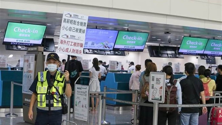 台警連日在機場宣傳，提醒民眾慎防賣豬仔陷阱。中時圖片